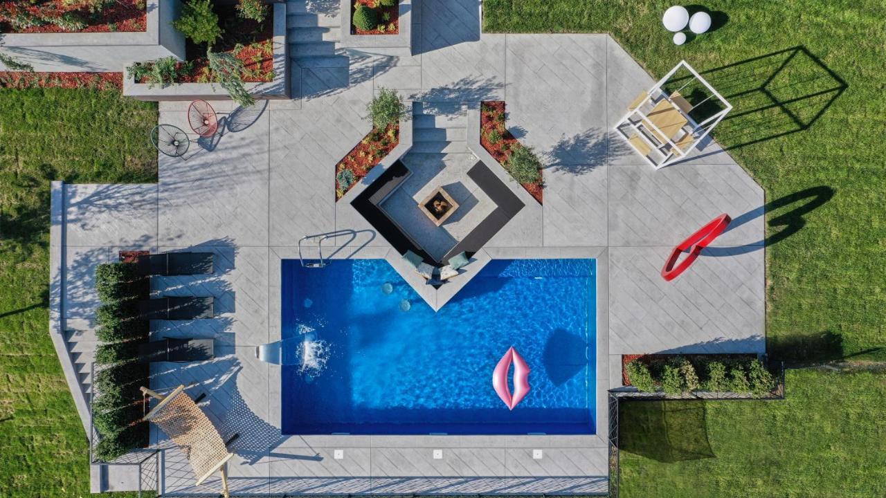 Riverside Pool Villa-スレムスキ・カルロヴツィ エクステリア 写真