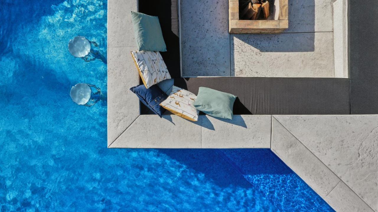 Riverside Pool Villa-スレムスキ・カルロヴツィ エクステリア 写真